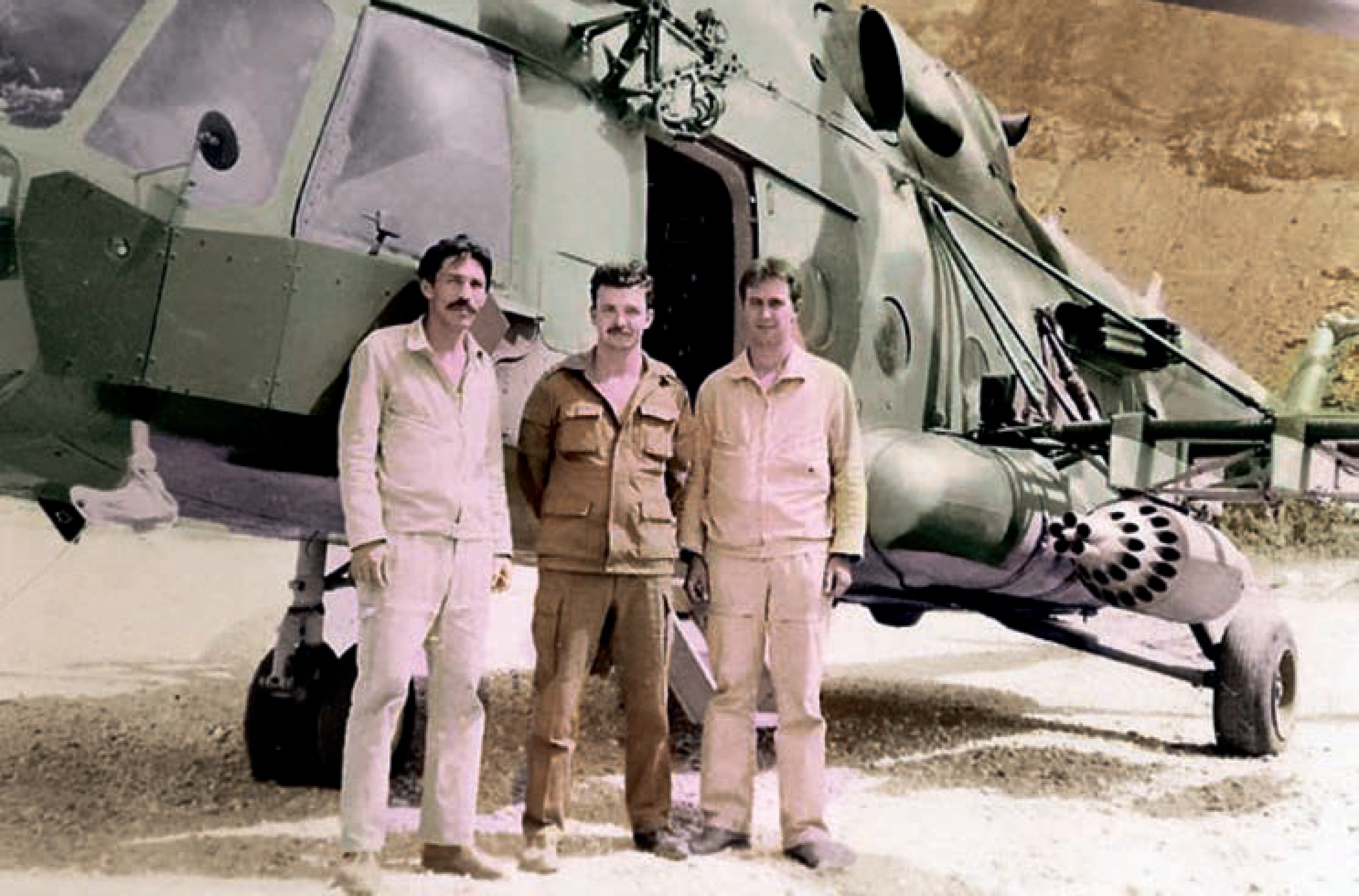 Экипаж вертолета Ми-8 майора П.А. Судакова перед боевым вылетом