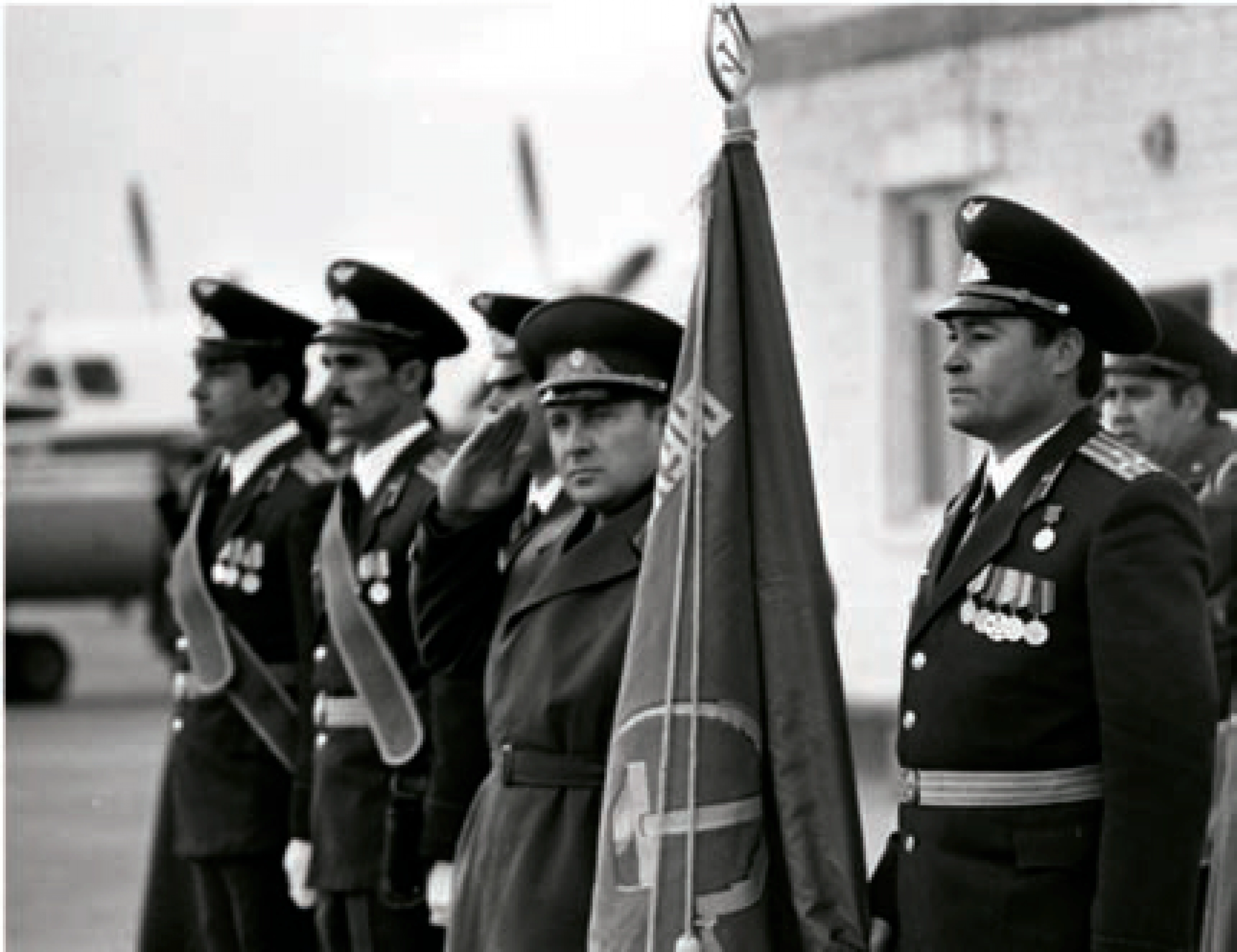 Командование и знаменосцы Душанбинского авиационного полка